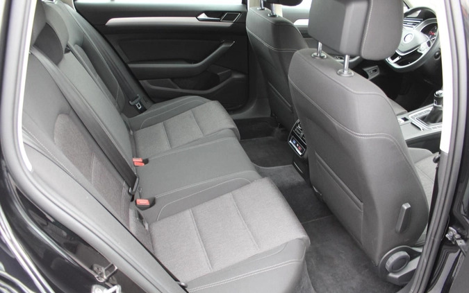 Volkswagen Passat cena 76500 przebieg: 104500, rok produkcji 2019 z Radzyń Podlaski małe 277
